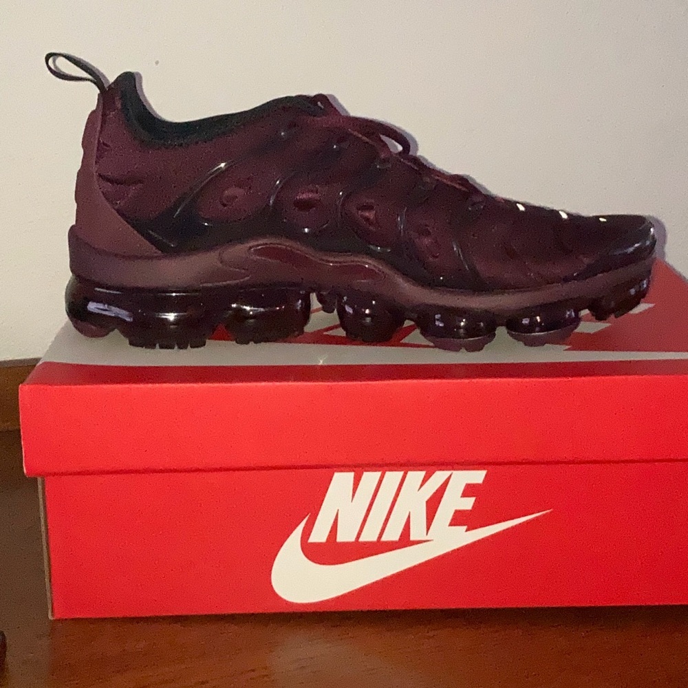 Nike VaporMax plus
Maroon